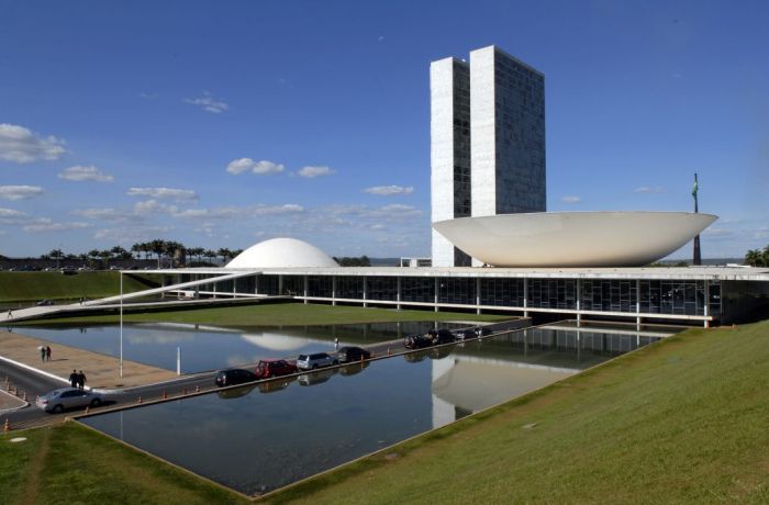 Antes de votar, confira os deputados e senadores que votaram contra você!